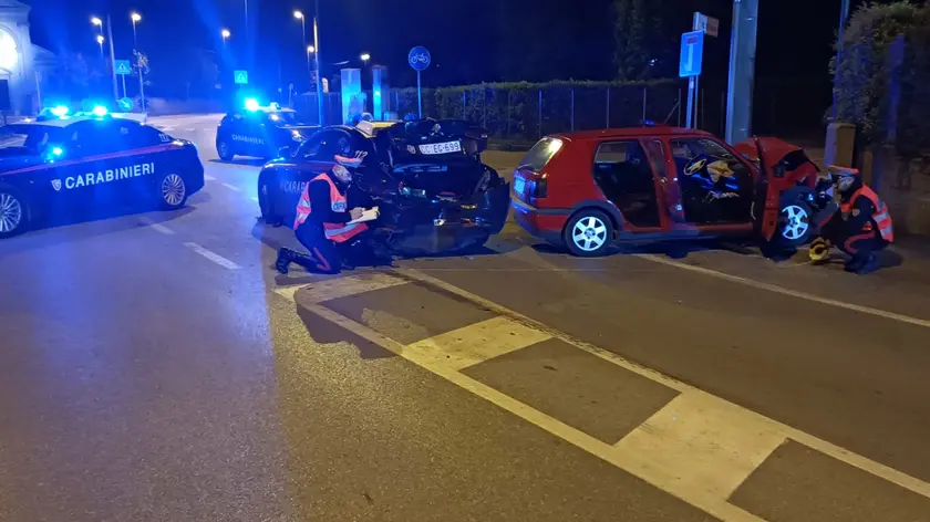 La gazzella dei carabinieri colpita dalla Golf