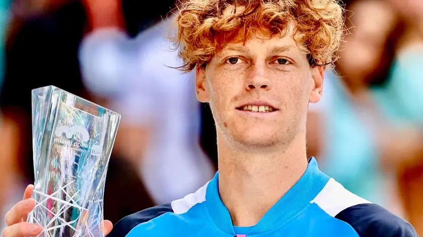 Sinner con la coppa del torneo Atp 1000 di Miami realizzata dal maestro trevigiano Marco Varisco