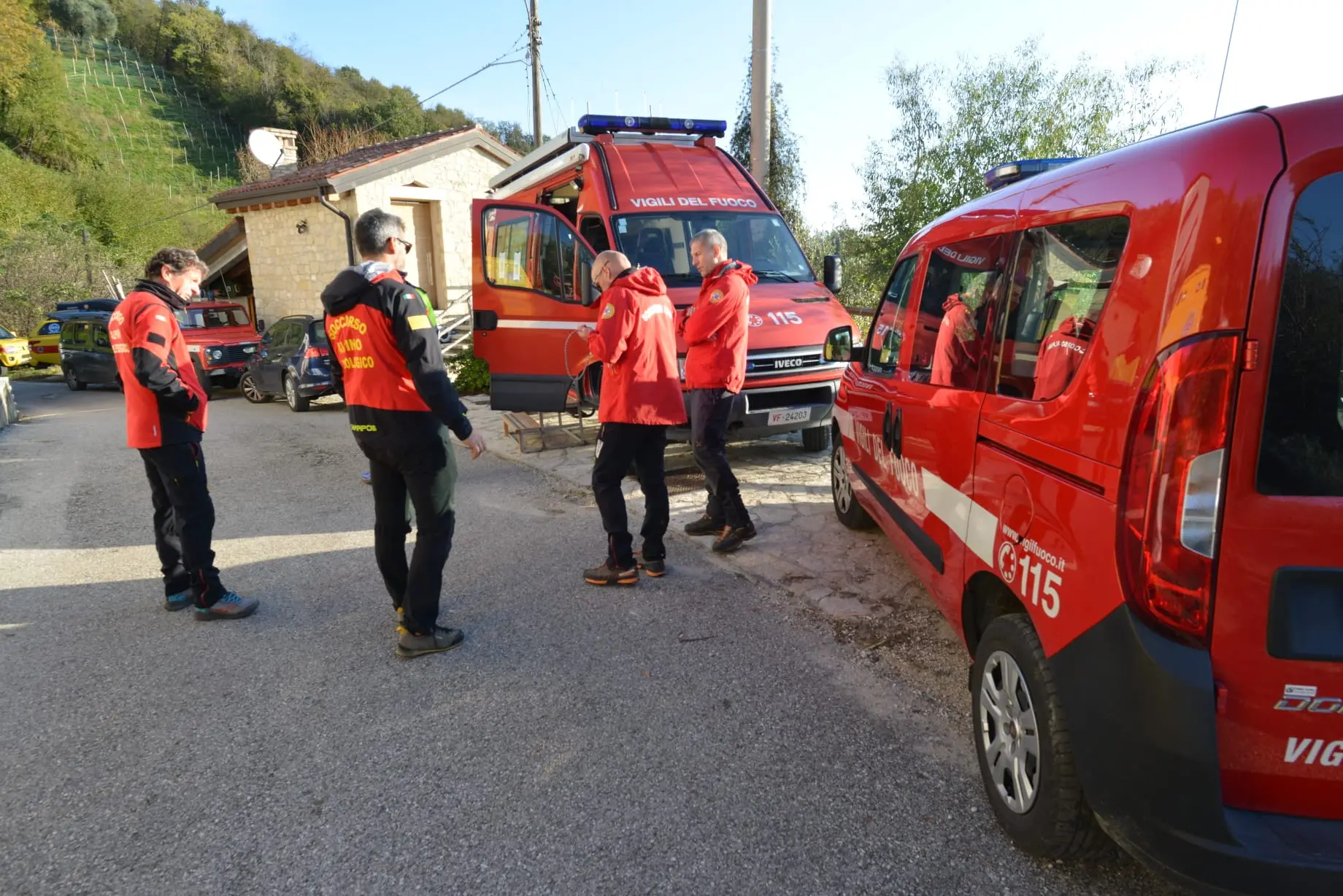Il campo base delle ricerche per l'anziano, poi ritrovato (foto Cavicchi/Macca)