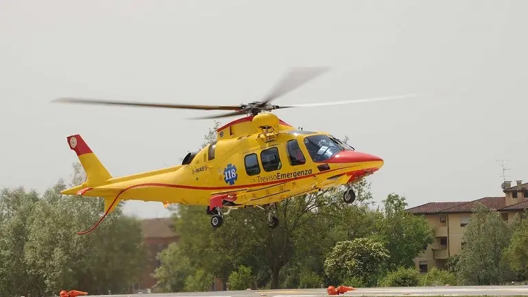 L'elisoccorso di Treviso emergenza ha trasportato l'operaio ferito al Ca' Foncello