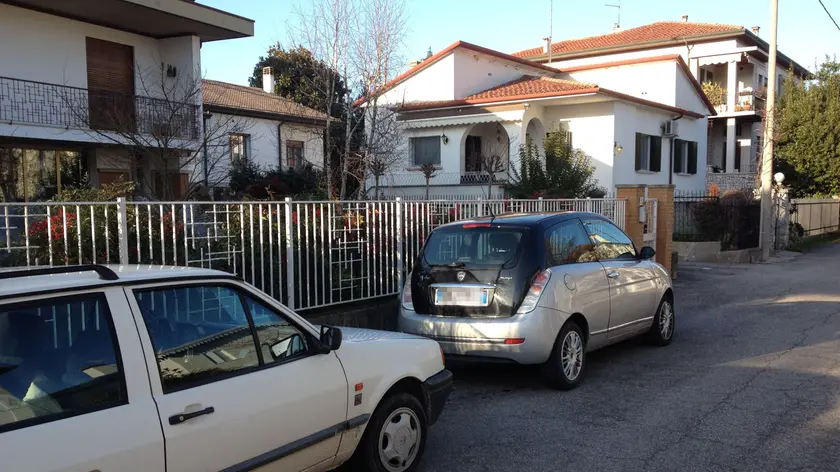Il luogo dell'aggressione in via Tiepolo: l'auto della vittima era parcheggiata al posto della Lancia