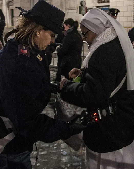 8/12/2015 Roma. Pellegrini in attesa di entrare in Piazza San Pietro