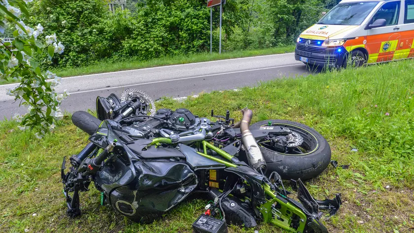 La motocicletta sulla quale viaggiava il ragazzo coinvolto nell'incidente