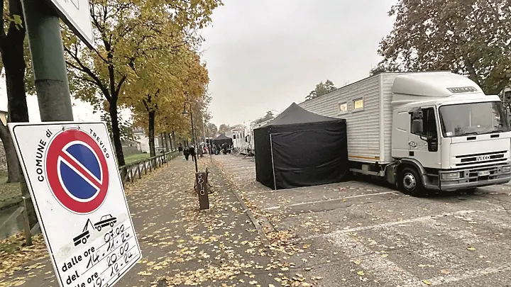 L’area di viale Bixio vietata alla sosta per lasciare spazio ai mezzi della troupe cinematografica