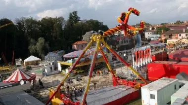 A fianco e sotto due immagini delle Fiere di San Luca Quest’anno sconti per salire in giostra
