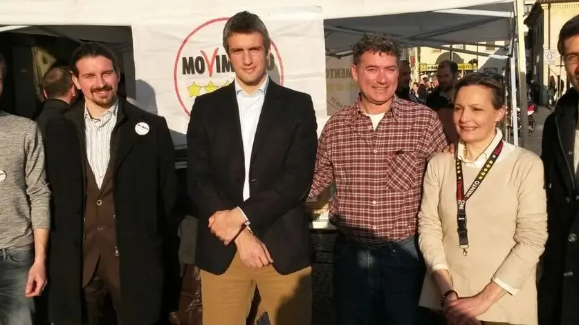 Da sinistra Marco Goinavi, Simone Scarabel, Jacopo Berti, Gilberto Ponte, Daniela Bolzan ieri a Castelfranco con il senatore Gianni Girotto