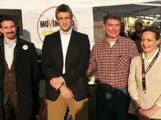 Da sinistra Marco Goinavi, Simone Scarabel, Jacopo Berti, Gilberto Ponte, Daniela Bolzan ieri a Castelfranco con il senatore Gianni Girotto