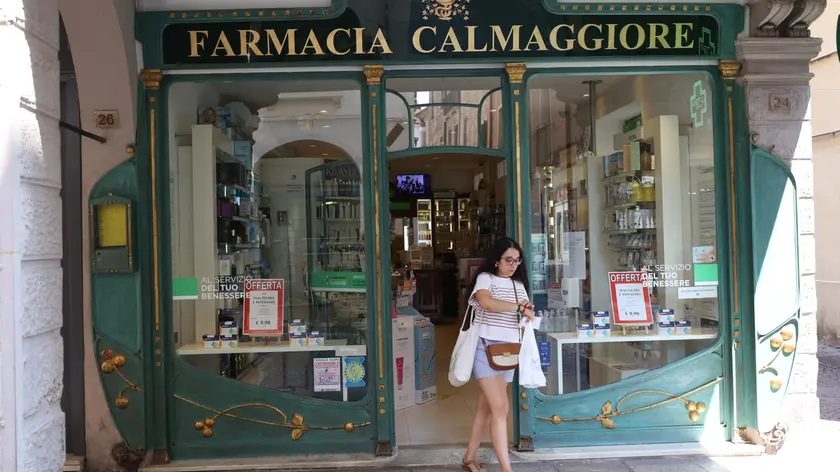 La farmacia Calmaggiore, finita nel mirino di un rapinatore lo scorso 24 luglio