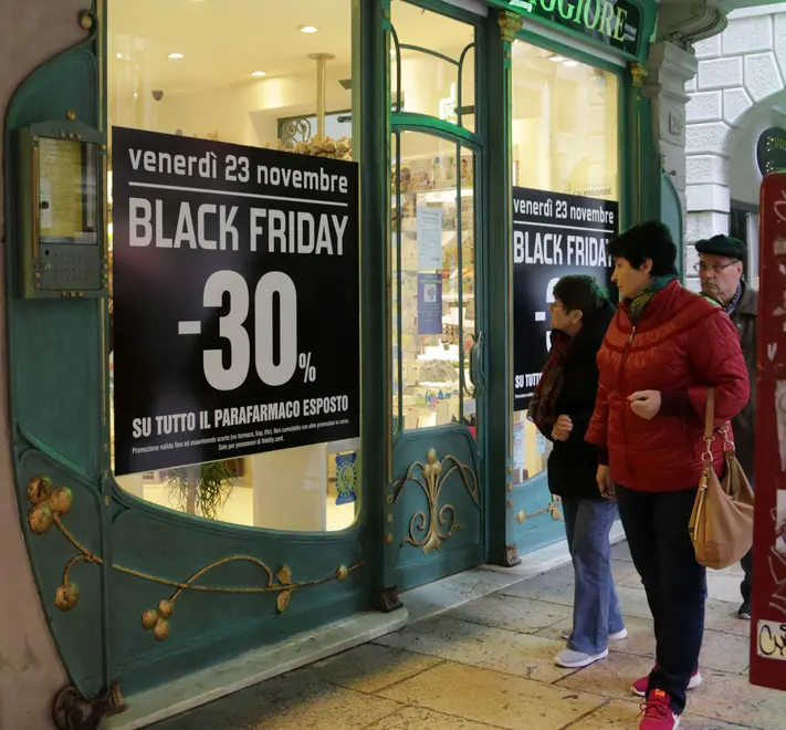 zago agenzia fotofilm treviso vetrine black friday in città