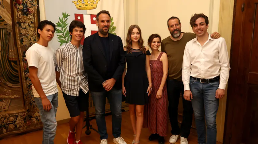 Il cast di "Le mie ragazze di carta" con il sindaco di Treviso, Mario Conte