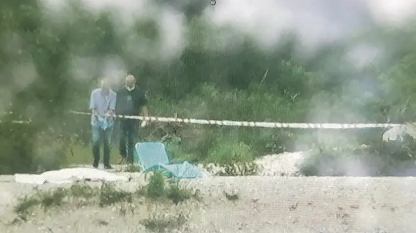 I rilievi dei carabinieri accanto al lettino da sole di Elisa Campeol