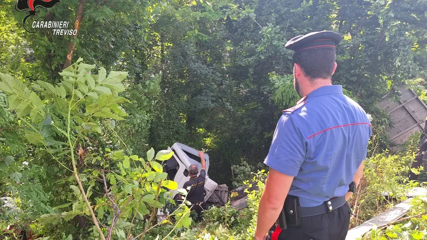 Il furgone rubato finito nella scarpata dopo l'impatto con il treno a Scomigo