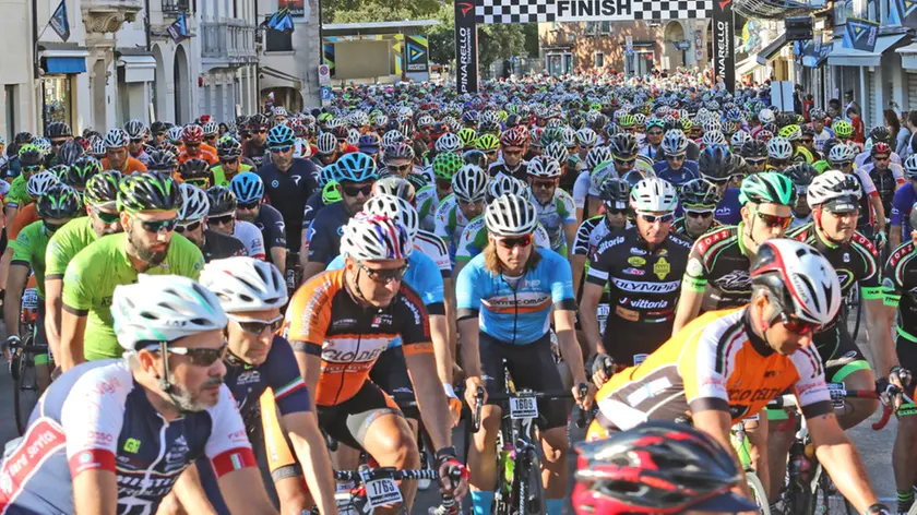 BOLOGNINI AG.FOTOFIOM PARTENZA GRANFONDO PINARELLO