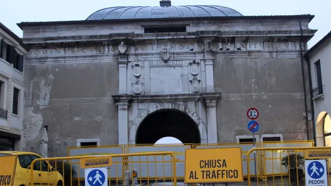 ZAGO TREVISO PORTA SAN TOMMASO CHIUSA AL TRAFFICO PER LAVORI AGENZIA FOTOGRAFICA FOTOFILM