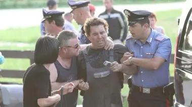 Da sinistra il papà Sergio Martini stravolto dal dolore La scena dell’incidente Ancora il papà sul corpo del figlio