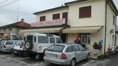 Il titolare Giuliano Pedron mostra la via seguita dai ladri acrobati
