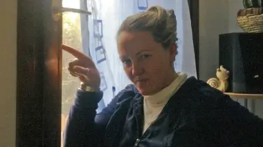 Simonetta Pontil indica la finestra scassinata