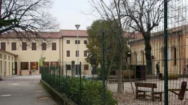 L’ingresso della scuola materna parrocchiale «Maria Bambina»