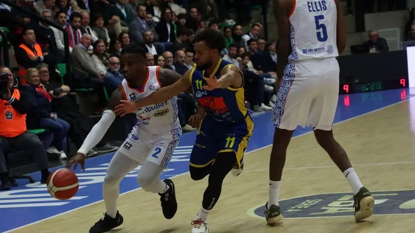 Ike Iroegbu della Nutribullet batte Clevin Hannah di Scafati