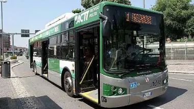 Un autobus dell’Actt. Ieri l’adesione allo sciopero è stata massiccia