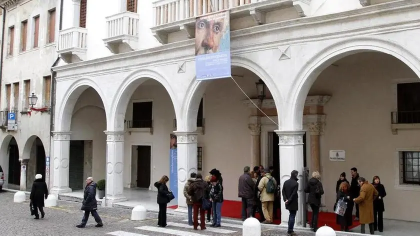 Allegranzi Conegliano palazzo Sarcinelli mostra del Cima Allegranzi Conegliano mostra del Cima - Il pubblico della Mostra davanti a Palazzo Sarcinelli