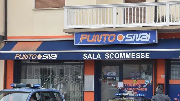 SCATTOLIN - DINO TOMMASELLA - ERACLEA - IL PUNTO SNAI IN PIAZZA GARIBALDI POSTO SOTTO SEQUESTRO E PRESIEDIATO DA GUARDIA DI FINANZA E POLIZIA