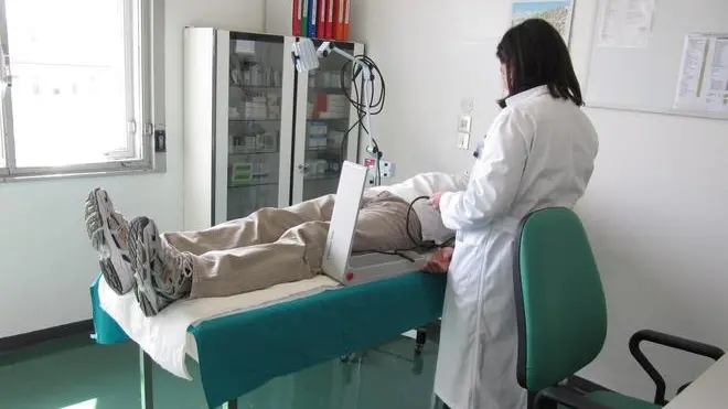 In tempi record sono stati ultimati i lavori di messa in sicurezza deisoffitti del quarto piano, ala est, dell'ospedale di Conegliano, interessatidalla caduta di alcuni calcinacci lo scorso 30 marzo. Dal 3 giugnoambulatori e Day Surgery saranno nuovamente operativi nella loro sede - Un ambulatorio di Chirurgia all'ospedale civile