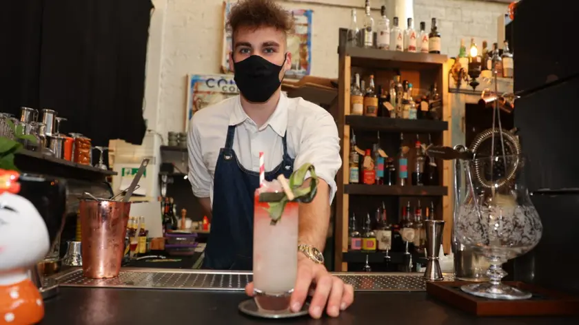 Il barman Matteo Zanardo con il suo "Free as a Bird"
