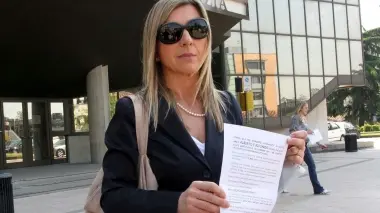 La mamma degli Ongaro durante il sit-in davanti al tribunale per chiedere gli esiti delle analisi