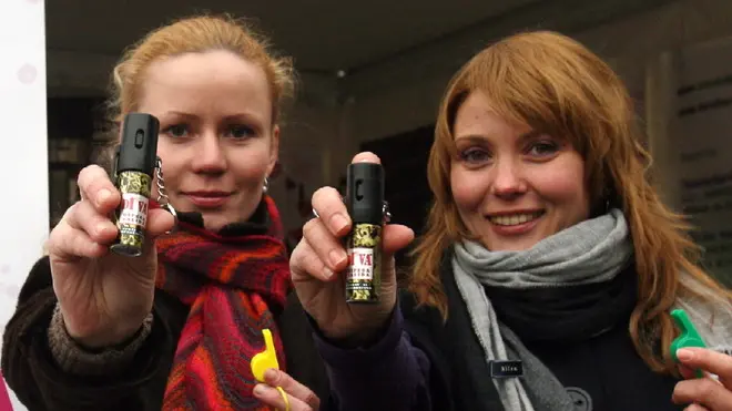 20090305 - MILANO - 8 MARZO: DE ALBERTIS OFFRE A DONNE KIT CON SPRAY URTICANTE. Due ragazze mostrano gli spray che sono contenuti nel Kit difesa rosa in distribuzione gratuitamente in Piazza Cairoli. Niente mimose ma un kit per la sicurezza con tanto di spray urticante anti-aggressore: questo l'omaggio che Carla De Albertis, esponente della formazione Nordestra, offrirà a tutte le donne per la festa dell'8 marzo. ANSA/VINCE PAOLO GERACE/DC
