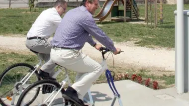 Alessandro Bonet e Paolo Rui azionano le cyclette collegate all’impianto fotovoltaico con led annessi e due «cicliste» in azione