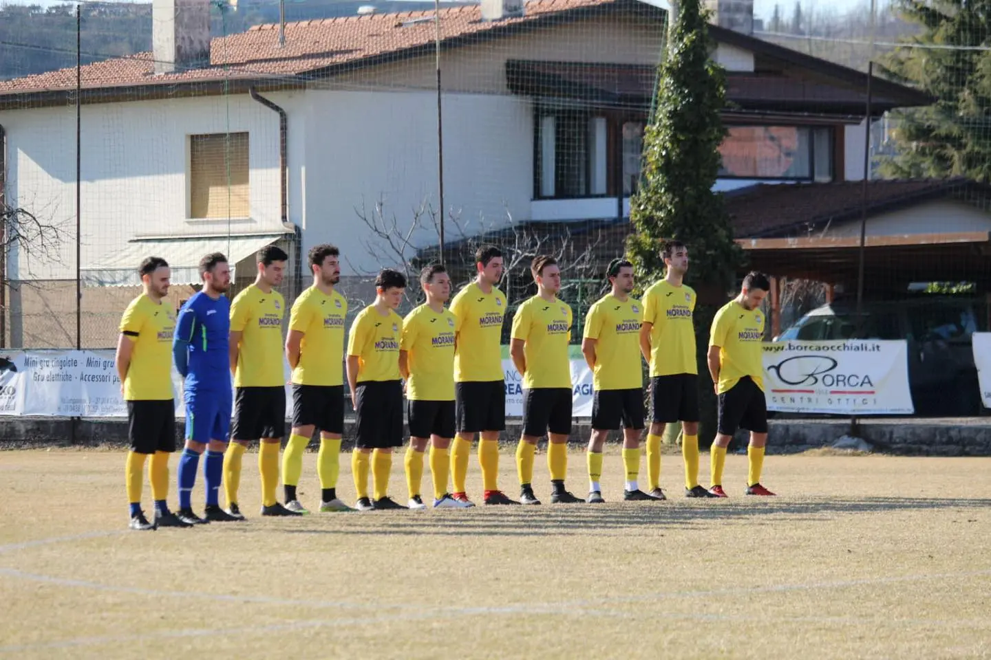La squadra di calcio del San Martino Colle con il lutto al braccio