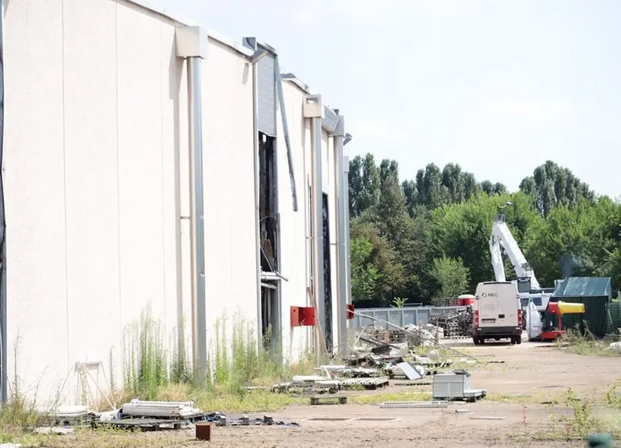 poloni agenzia foto film oderzo inizio lavori demolizione capannone parco stella incendiato