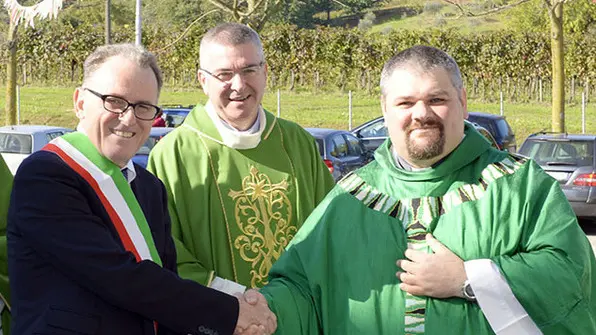 Borghesi Nervesa insediamento nuovo sacerdote, il sindaco Fabio Vettori saluta Don Flavio Gallina