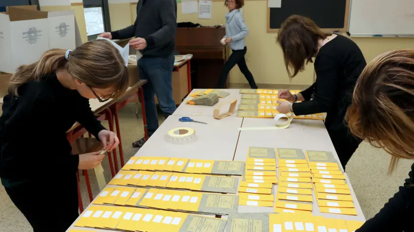 ZAGO AG.FOTOFILM TREVISO SCRUTATORI AI SEGGI PREPARAZIONE AL VOTO