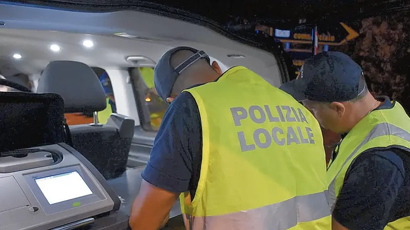 Un controllo della polizia locale con l’etilometro