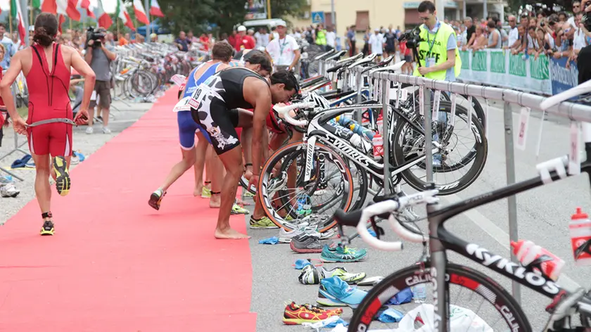 Una fase del triathlon in zona cambio
