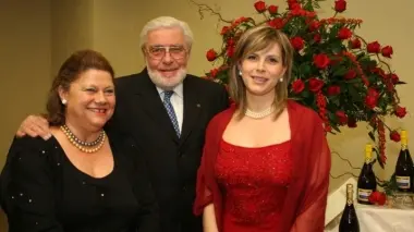 A sinistra Nicoletta ed Etile Carpenè con la figlia Rosanna Nella foto a destra la giovane coppia che oggi si unirà in Duomo