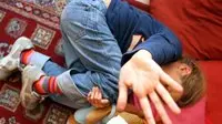 20061106 VIOLENZA SESSUALE BAMBINI FOTO SIMBOLO VIOLENZA MINORI 20061106 - PONTEDERA - PISA - CRO - PEDOFILIA: AUMENTO DENUNCE, MAGGIORANZA REATI IN FAMIGLIA. Una immagine simbolica della violenza sui minori. La pedofilia e le violenze sessuali sui minori restano reati in prevalenza 'familiari', anche se Internet ha contribuito ad aumentare le possibilita' di adescamento. (FRANCO SILVI/ )