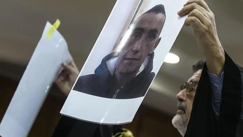 L'avvocato della famiglia Cucchi, Fabio Anselmo, mostra delle foto durante il dibattimento del processo d'appello per la morte di Stefano Cucchi, a Roma 31 ottobre 2014. ANSA/ANGELO CARCONI