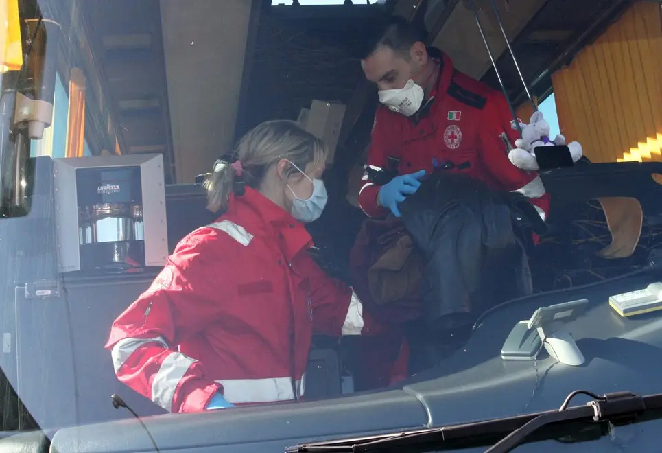 ZAGO TREVISO CORRIERA DI PROFUGHI DI FRONTE ALLA STAZIONE DEI TRENI
