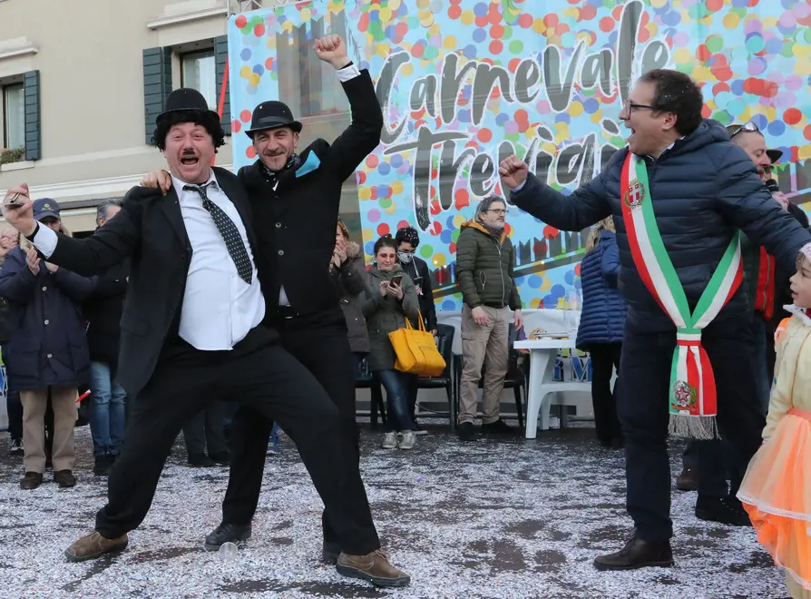 AGOSTINI AG.FOTOFILM TREVISO CARRI MASCHERATI E PREMIAZIONE IN P. VITTORIA, IN FOTO IL CARRO VINCITORE E LA PREMIAZIONE