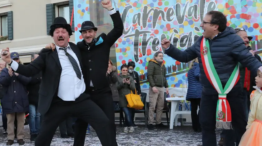 AGOSTINI AG.FOTOFILM TREVISO CARRI MASCHERATI E PREMIAZIONE IN P. VITTORIA, IN FOTO IL CARRO VINCITORE E LA PREMIAZIONE