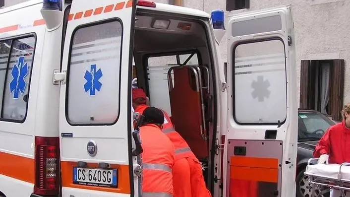 L'ambulanza del Suem, a sinistra i carabinieri di Feltre