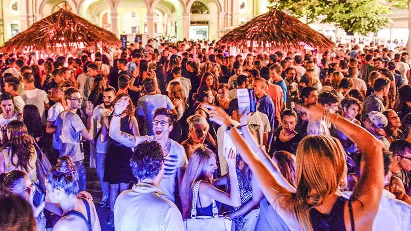 Musica ad alto volume di notte