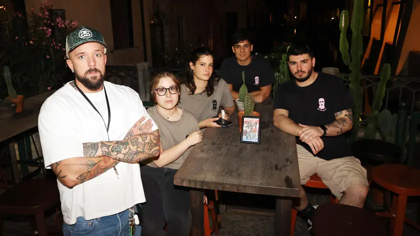 Niccolò Moro, contitolare, e lo staff del Turbo Ragazzi su unodei tavoli del plateatico che il Comune ha chiuso d’ufficio alle 22,30