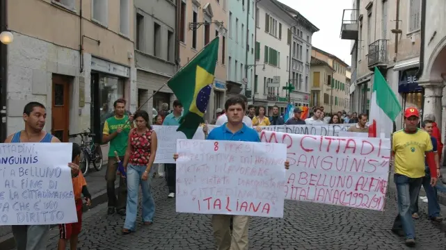 Una manifestazione di cittadini brasiliani per avere la cittadinanza italiana