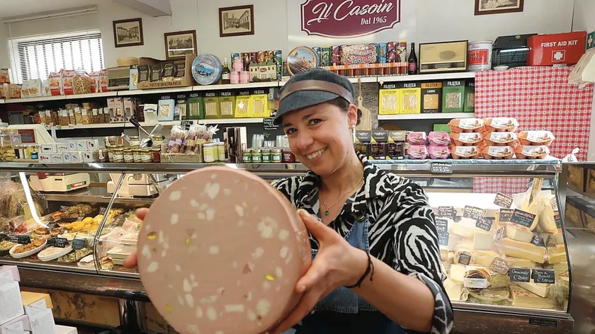 Arianna Cittolin, titolare del Casolin di via Ghirada. A Treviso i piccoli negozi resistono all’e-commerce