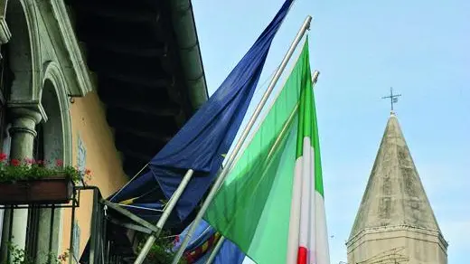 Le bandiere sul balcone di un municipio: nella Marca mancano segretari comunali