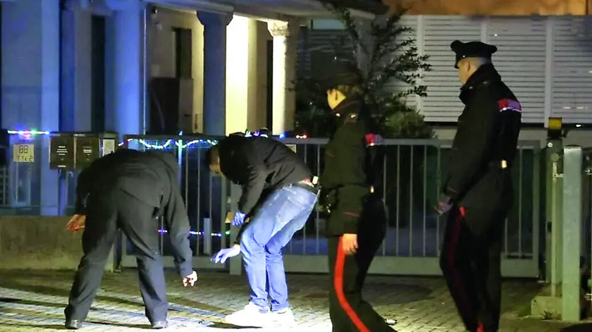 Gli investigatori e i carabinieri del Nucleo operativo sul luogo dove è avvenuto l’accoltellamento a Mogliano